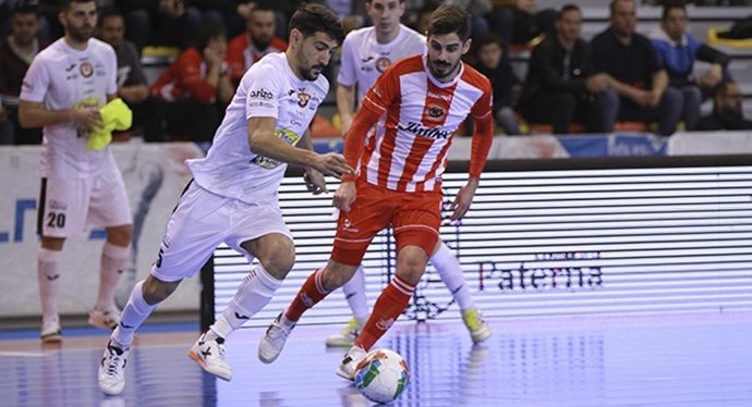 Lemine, jugador del Aspil Vidal Ribera Navarra, ante Raúl Canto, del Jimbee Cart