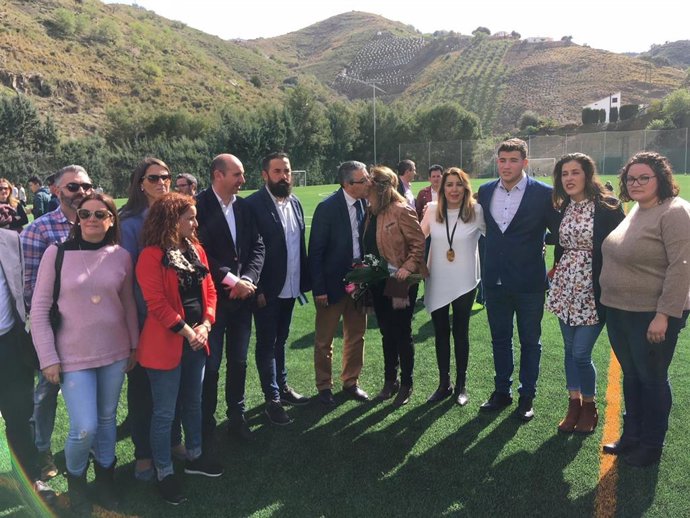 Susana Díaz y Francisco Salado en la inaguración del cesped artificial de El Bor