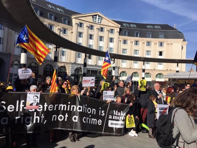 Manifestació a Brusselles contra l'inici del judici de el 1-O