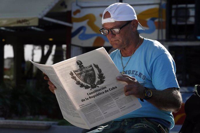 Un hombre lee el borrador de la nueva Constitución de Cuba