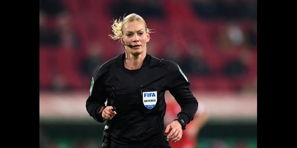 6. Televisión iraní cancela la emisión del Bayern-Augsburgo por la participación de la árbitra Bibiana Steinhaus