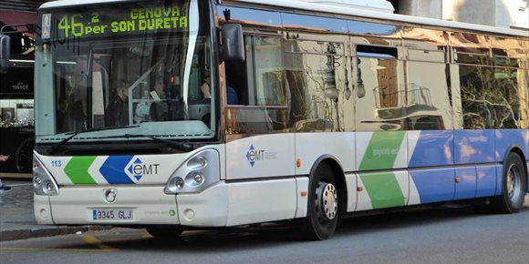 6. Un autobús de la EMT arrastra a una anciana tras quedarle atrapado el brazo mientras salía del bus