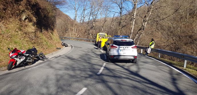 Un motorista francés herido en un accidente de tráfico en Roncesvalles