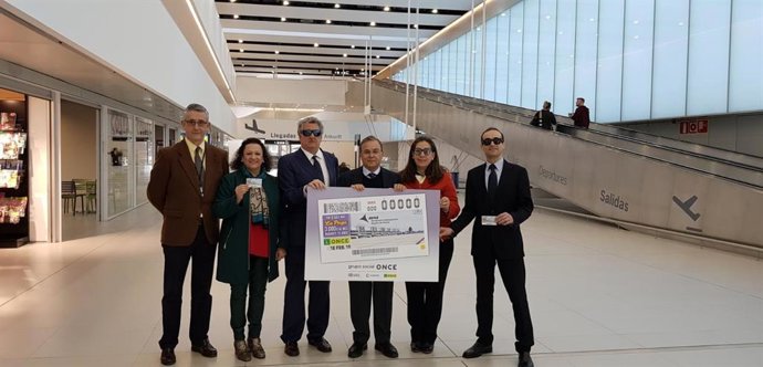 El consejero en la presentación del próximo cupón de la ONCE con el aeropuerto d