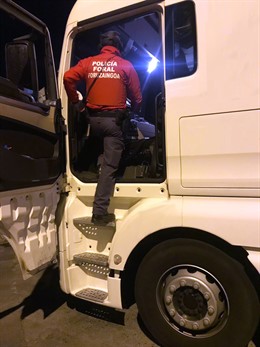 Agente de la Policía Foral controla un camión