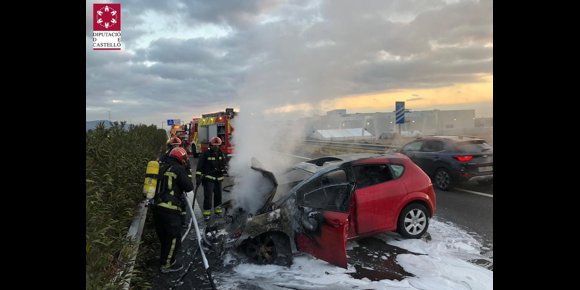 3. Un turismo se incendia en un accidente con cinco vehículos implicados en la A-7, en la Vall d'Uixó