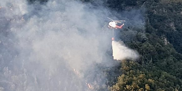 10. Los medios aéreos se incorporan a la extinción del incendio de La Alcomba