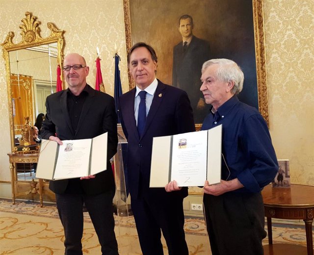 El alcalde (centro) junto a los escritores Ángel Aguado (i) y Servando Cano (d)