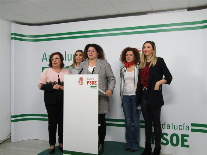 Representantes socialistas en rueda de prensa.