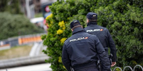 8. Dos policías salvan la vida a una niña de tres años cuando su madre intentaba tirarla desde un décimo piso en Málaga