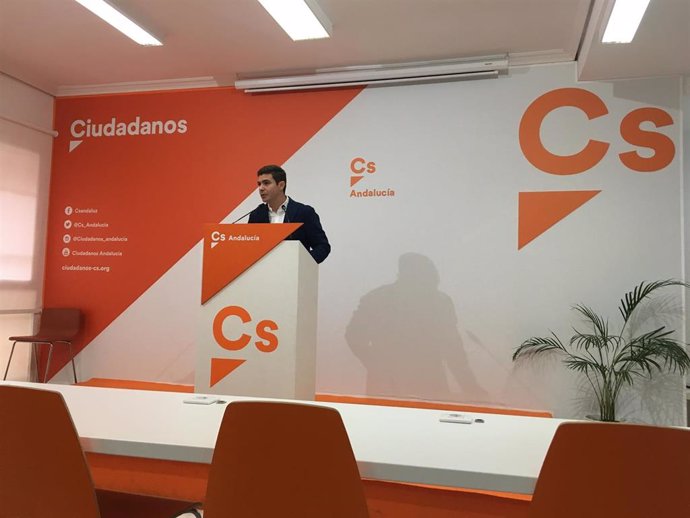 El portavoz parlamentario de Cs, Sergio Romero, en rueda de prensa