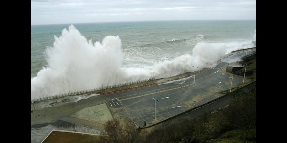 3. Cortado el acceso de vehículos al Paseo Nuevo de San Sebastián por el aviso amarillo por oleaje