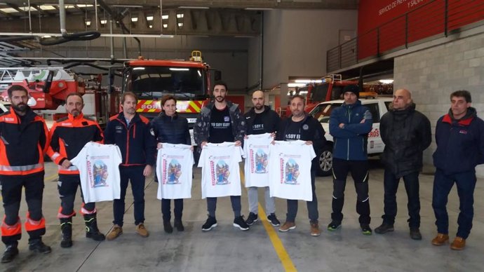 BOMBEROS DE ASTURIAS ENTREGAN A LOS DE GIJÓN Y A LA ALCALDESA CAMISETAS DE AGRAD