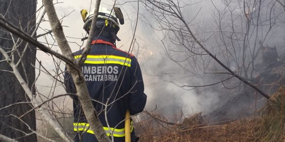 2. Se reducen a 17 los incendios activos este lunes en Cantabria