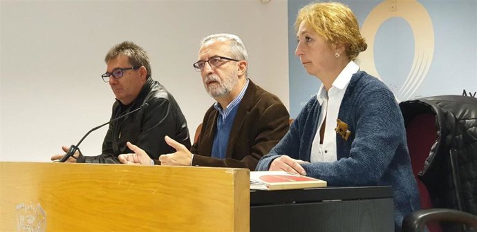 Flores en rueda de prensa