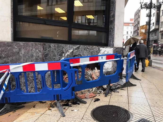 Impacto de un turismo contra el edificio del Sespa