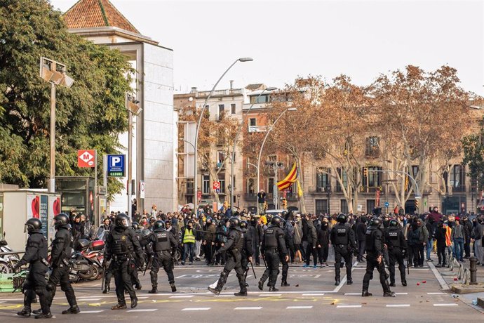 Actuación de los Mossos d'Esquadra durante las manifestaciones de Barcelona cont