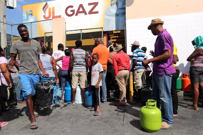 Personas esperan para comprar gas en Puerto Príncipe