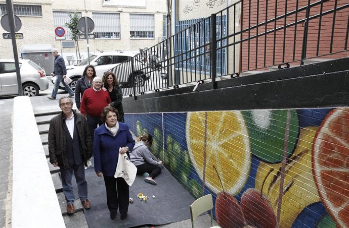 Estudiantes pintan murales en el mercado de Los Remedios