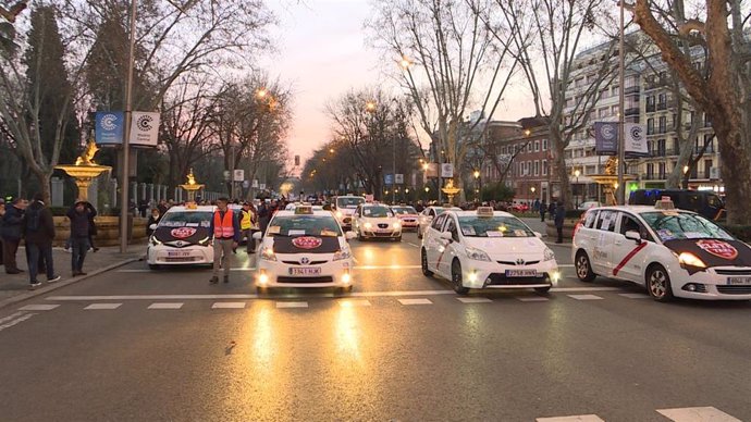 Los taxistas se manifiestan en el Paseo del Prado de Madrid contra "la privatiza