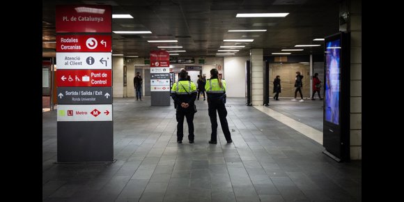 10. Guardia Urbana y Mossos inician un dispositivo contra la venta ambulante en plaza Catalunya