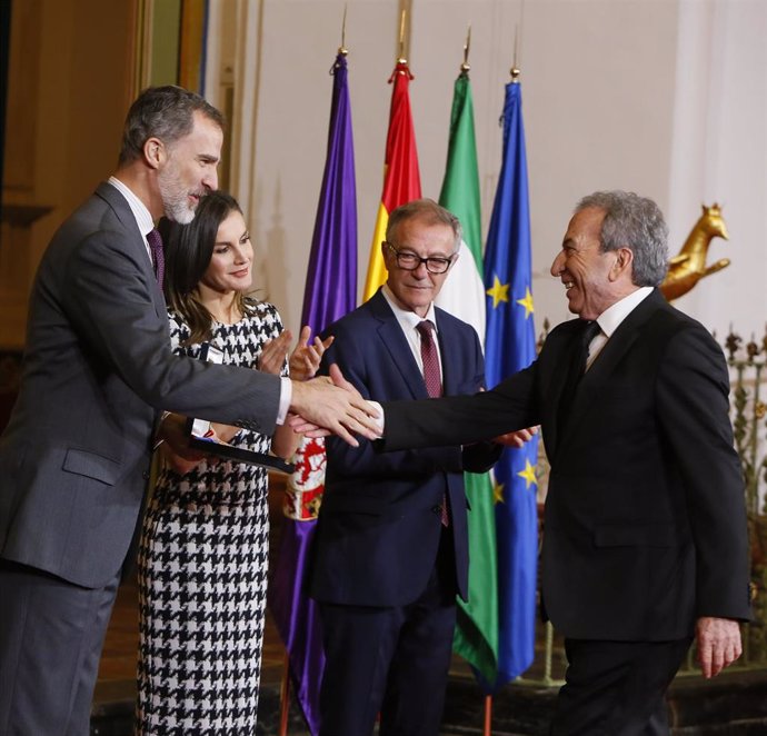 José Luis Perales saluda al Rey ante la Reina y Guirao (dcha.) en la entrega de 