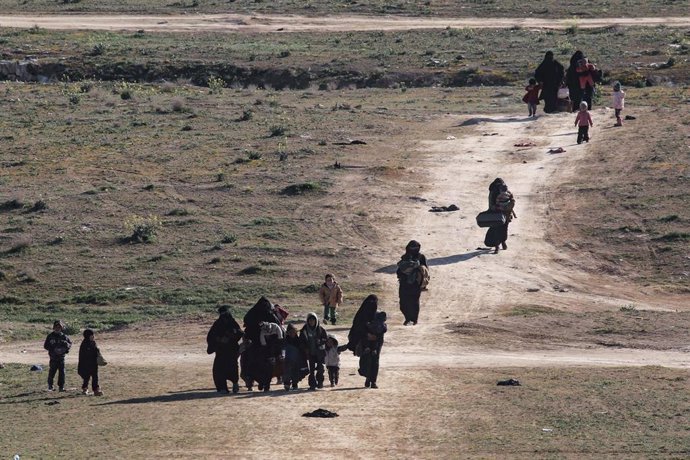 Civiles abandonan la última zona controlada por Estado Islámico en Deir Ezzor