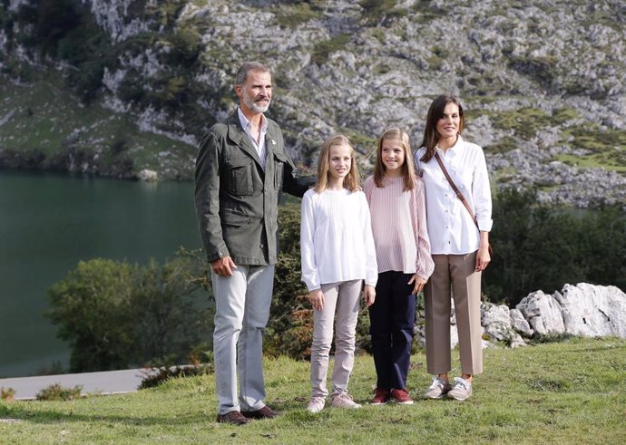 La familia real en el mirador de la Princesa de Asturias ante el Lago Enol