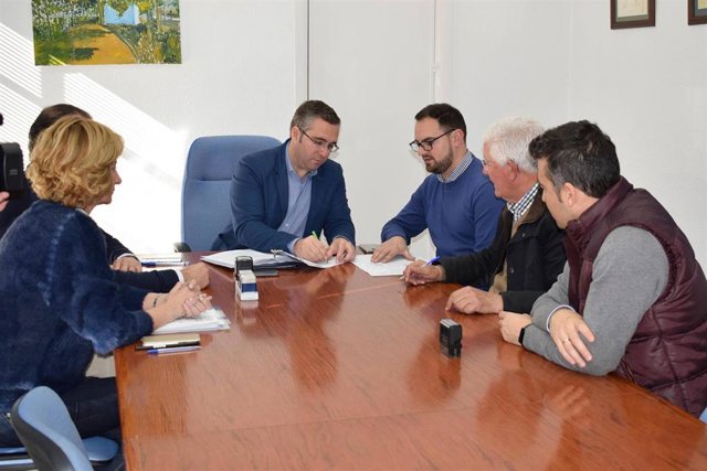 El alcalde firma los nuevos contratos