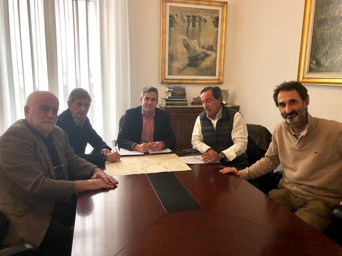 Zuloaga con miembros de la plataforma 'Salvar la Magdalena'