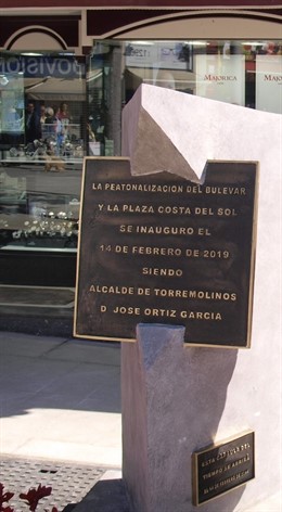 Placas con errores gramaticales y faltas de ortografía en nuevas placas plaza co