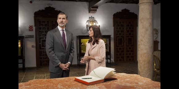 2. Los Reyes de España firman en el Libro de Honor de la Diputación de Córdoba