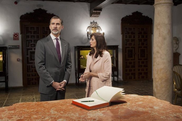 El Rey Felipe VI, con la vicepresidenta de la Diputación, Felisa Cañete