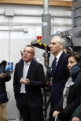 El conselleiro de Economía, Francisco Conde, visita el laboratorio de Pemade en 