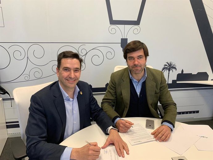 Firma del convenio entre Colegio de Ingenieros de Telecomunicaciones y BeCheckin