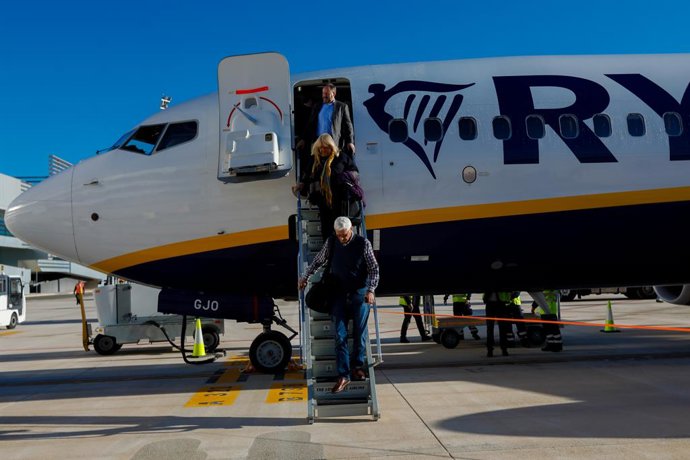 Arribada dels primers vols comercials a l'Aeroport Internacional de la Reg