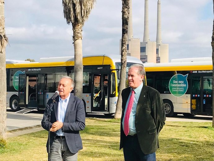 El vicepresidente de Movilidad y Transporte del AMB, Antoni Poveda, y el alcalde