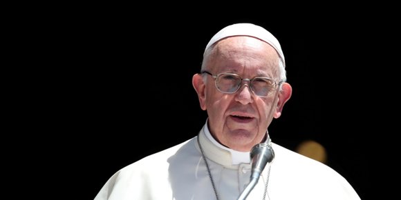 10. El papa levanta la suspensión canónica al poeta nicaragüense Ernesto Cardenal después de 35 años