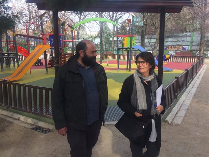 Inés Sabanés y Pablo Carmona visitan el parque Avenidas Sur