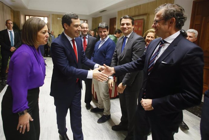 Juanma Moreno saluda al portavoz de Cs en Córdoba