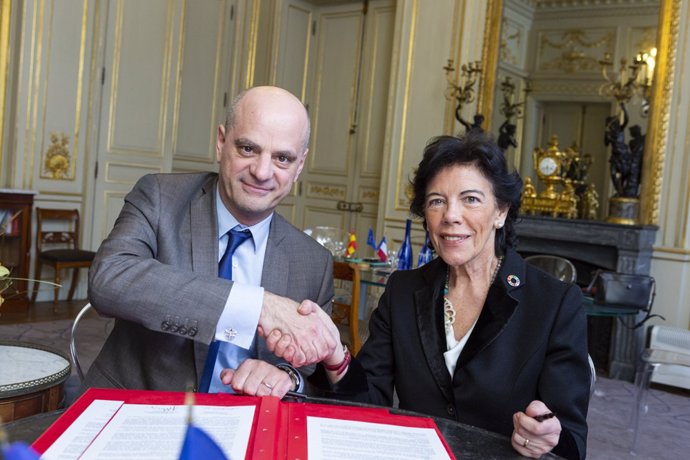 La ministra Isabel Celaá y su homólogo francés Jean-Michel Blanquer en París