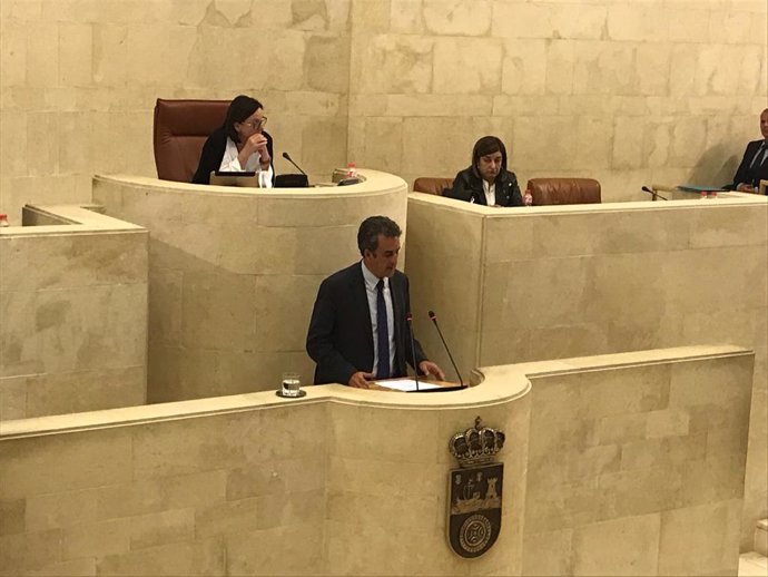 El consejero Francisco Martín responde a interpelación en el Parlamento