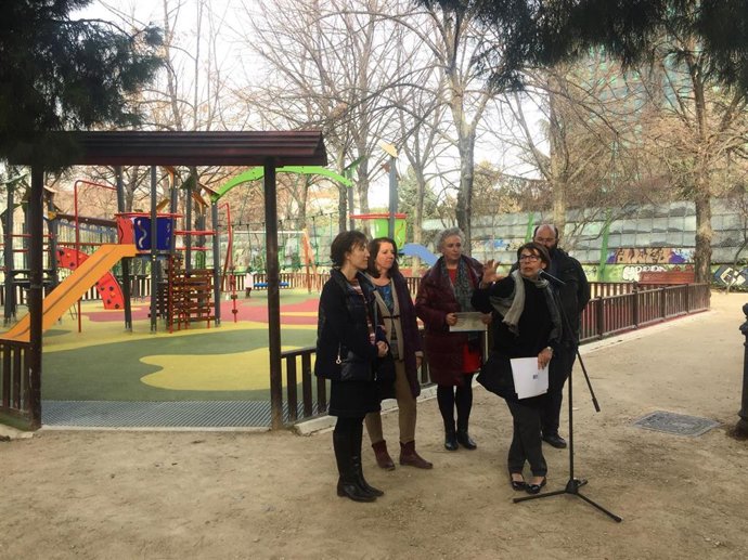 Inés Sabanés, Pablo Carmona y técnicos municipales visitan los parques Breogán y