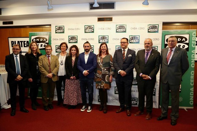 La presidenta del Govern, Francina Armengol, vas agafar a la gala d'entrega dels