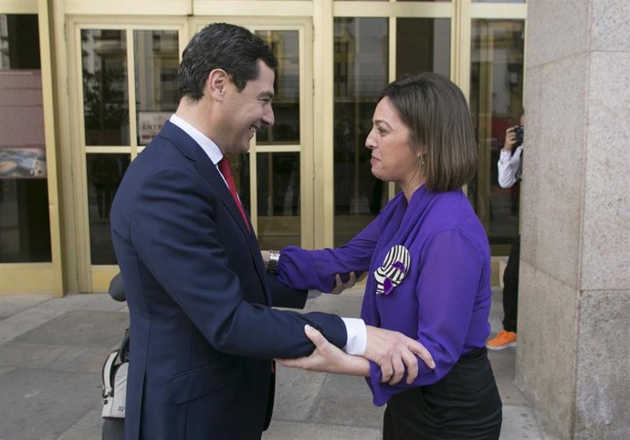 El presidente de la Junta, Juanma Moreno, se entrevista con la alcaldesa de Córd