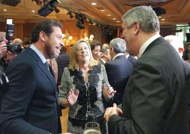 De iz a dcha, Óscar Puente, Pilar del Olmo y José Vicente de los Mozos.