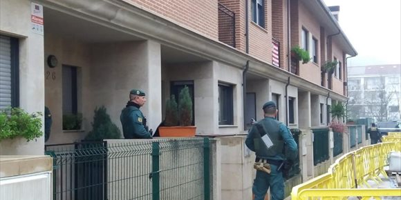 1. Detienen a cuatro varones residentes en Bizkaia por el asesinato del edil de IU en Llanes Javier Ardines