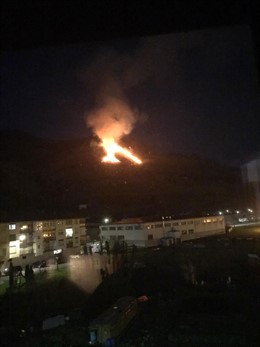 El incendio del monte Okabio, sobre el casco urbano de Leitza.