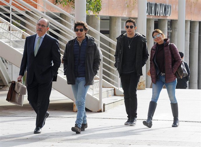 IVONNE REYES Y SU HIJO ALEJANDRO