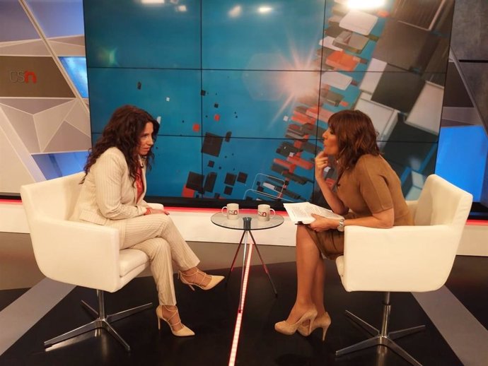 La consejera de Igualdad, Rocío Ruiz, (a la izquierda) entrevista en Canal Sur T